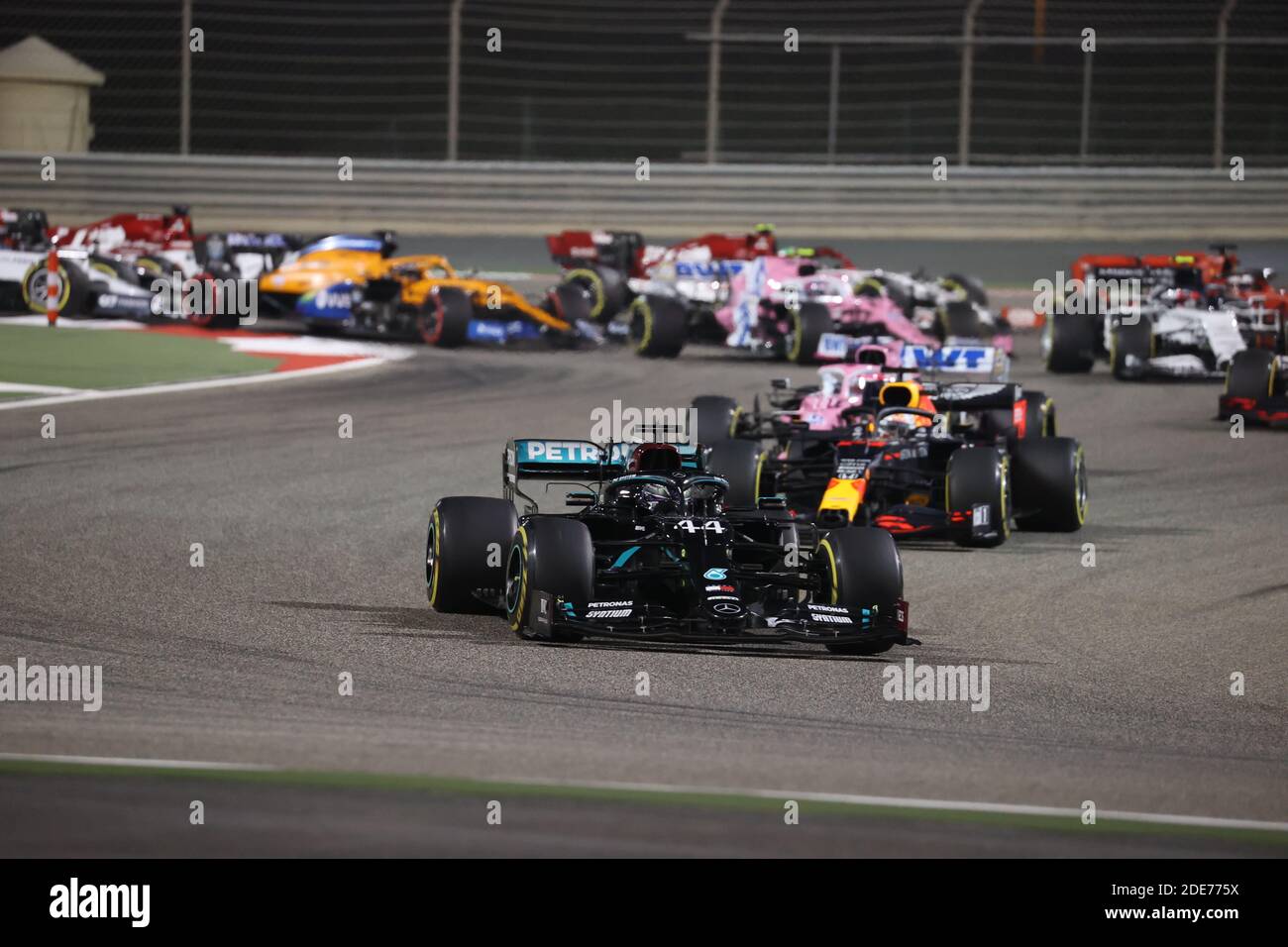 Sakhir, Bahrain. November 2020. Start des Rennens: HAMILTON Lewis (gbr), Mercedes AMG F1 GP W11 Hybrid EQ Power+, VERSTAPPEN Max (NED), Aston Martin Red Bull Racing Honda RB16, Aktion während des Formel 1 Gulf Air Bahrain Grand Prix 2020, vom 27. Bis 29. November 2020 auf dem Bahrain International Circuit, in Sakhir, Bahrain - Foto DPPI / LM Kredit: Gruppo Editoriale LiveMedia/Alamy Live News Stockfoto