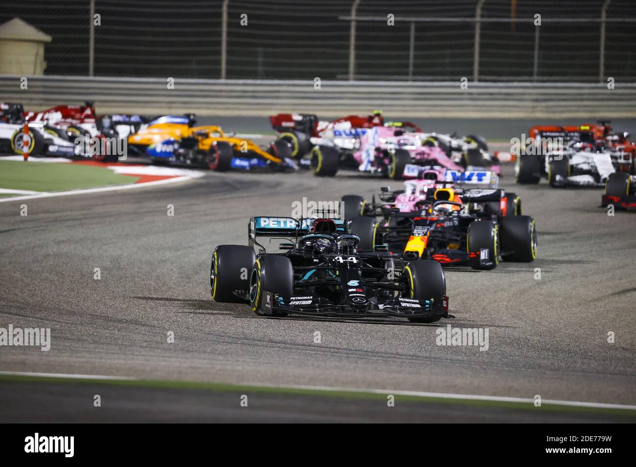 Sakhir, Bahrain. November 2020. Start des Rennens: HAMILTON Lewis (gbr), Mercedes AMG F1 GP W11 Hybrid EQ Power+, VERSTAPPEN Max (NED), Aston Martin Red Bull Racing Honda RB16, Aktion während des Formel 1 Gulf Air Bahrain Grand Prix 2020, vom 27. Bis 29. November 2020 auf dem Bahrain International Circuit, in Sakhir, Bahrain - Foto DPPI / LM Kredit: Gruppo Editoriale LiveMedia/Alamy Live News Stockfoto