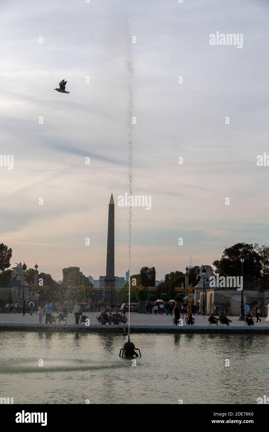 Paris, Frankreich - 16. September 2019: Ein Brunnen auf der Champs-Elysees Avenue, wo wir den Obelisk von Luxor im Hintergrund sehen können. Stockfoto