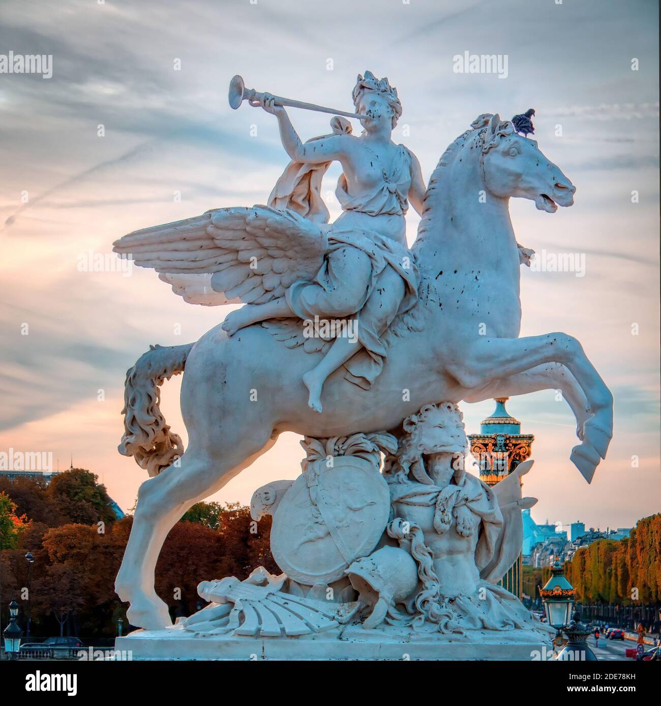 Paris, Frankreich - 16. September 2019: Eine der klassischen Skulpturen, die die Champs Elysees in Paris schmücken Stockfoto