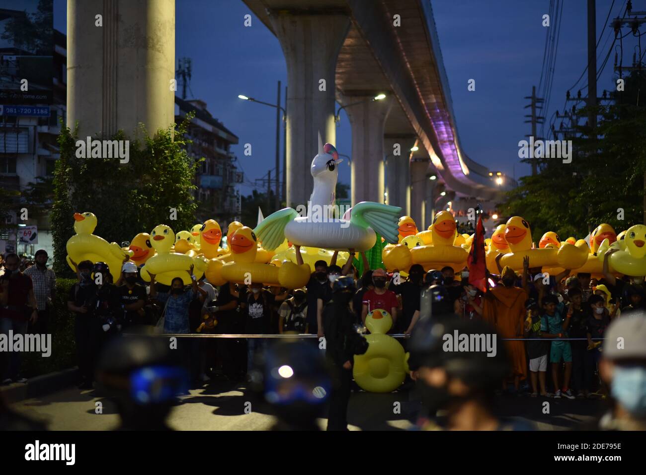 Bangkok, Thailand. November 2020. Regierungsfeindliche Gruppen marschierten von der Front der Bang Khen Feuerwache zum 11. Infanterie-Regiment (Thailand), wobei eine gelbe Entenpuppe an der Parade teilnahmen. (Foto von Teera Noisakran/Pacific Press) Quelle: Pacific Press Media Production Corp./Alamy Live News Stockfoto