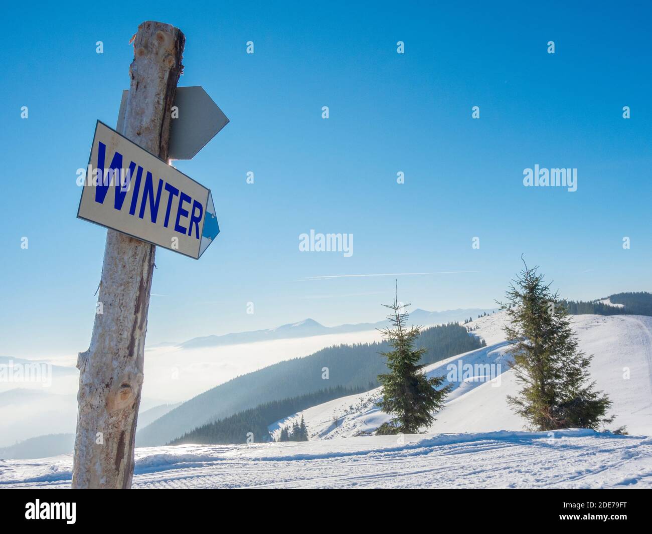 Winterschild hoch in den Bergen. Beginn der Wintersaison Konzept Stockfoto