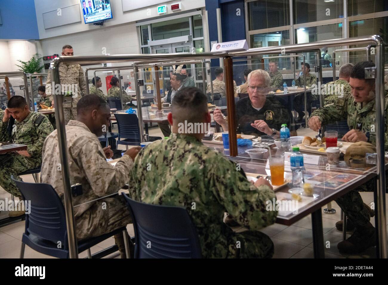 Amtierender US-Verteidigungsminister Christopher Miller schließt sich den Dienstmitgliedern zum Thanksgiving Dinner bei der Naval Support Activity Bahrain an 25. November 2020 in Manama, Bahrain. Stockfoto