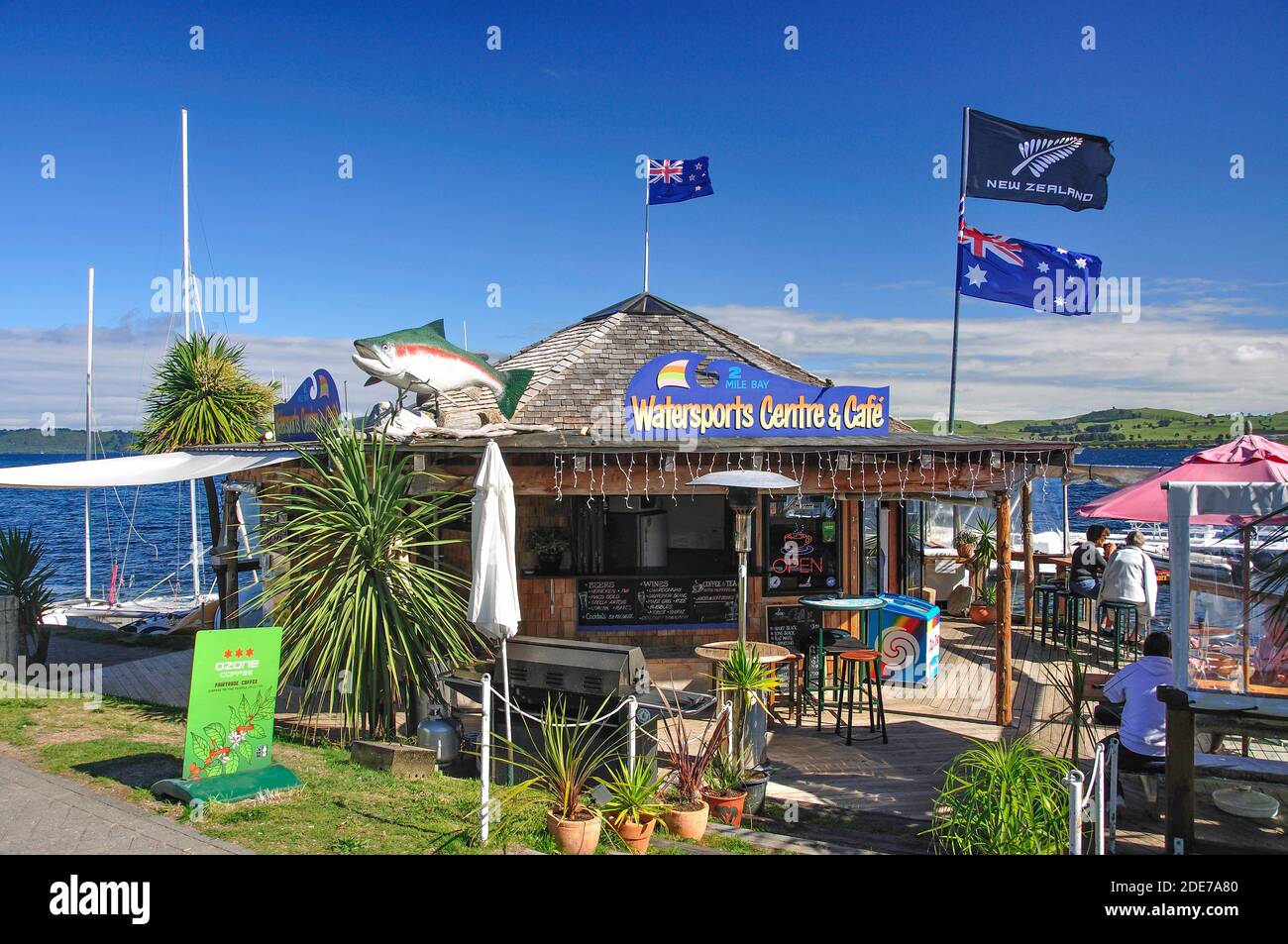 Mile Bay Segelzentrum und Cafe, Mile Bay, Lake Taupo, Taupo, Region Waikato, Nordinsel, Neuseeland Stockfoto