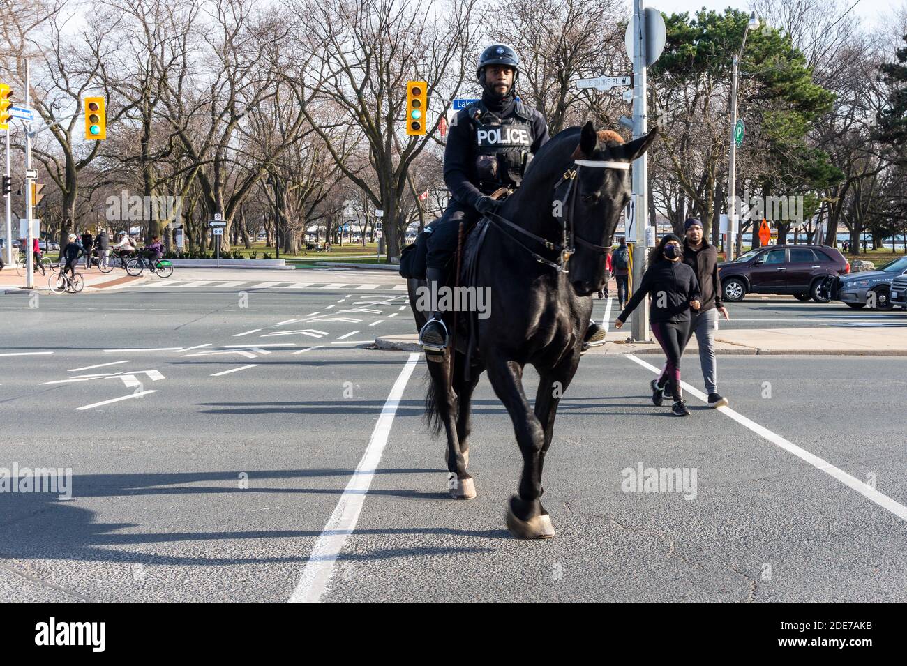 Ein Mitglied der Mounted Police Unit in Toronto reitet auf einem Pferd. Die Einheit hat vor allem eine zeremonielle Rolle, aber sie unterstützt auch andere Einheiten in Gebieten in der Nähe Stockfoto