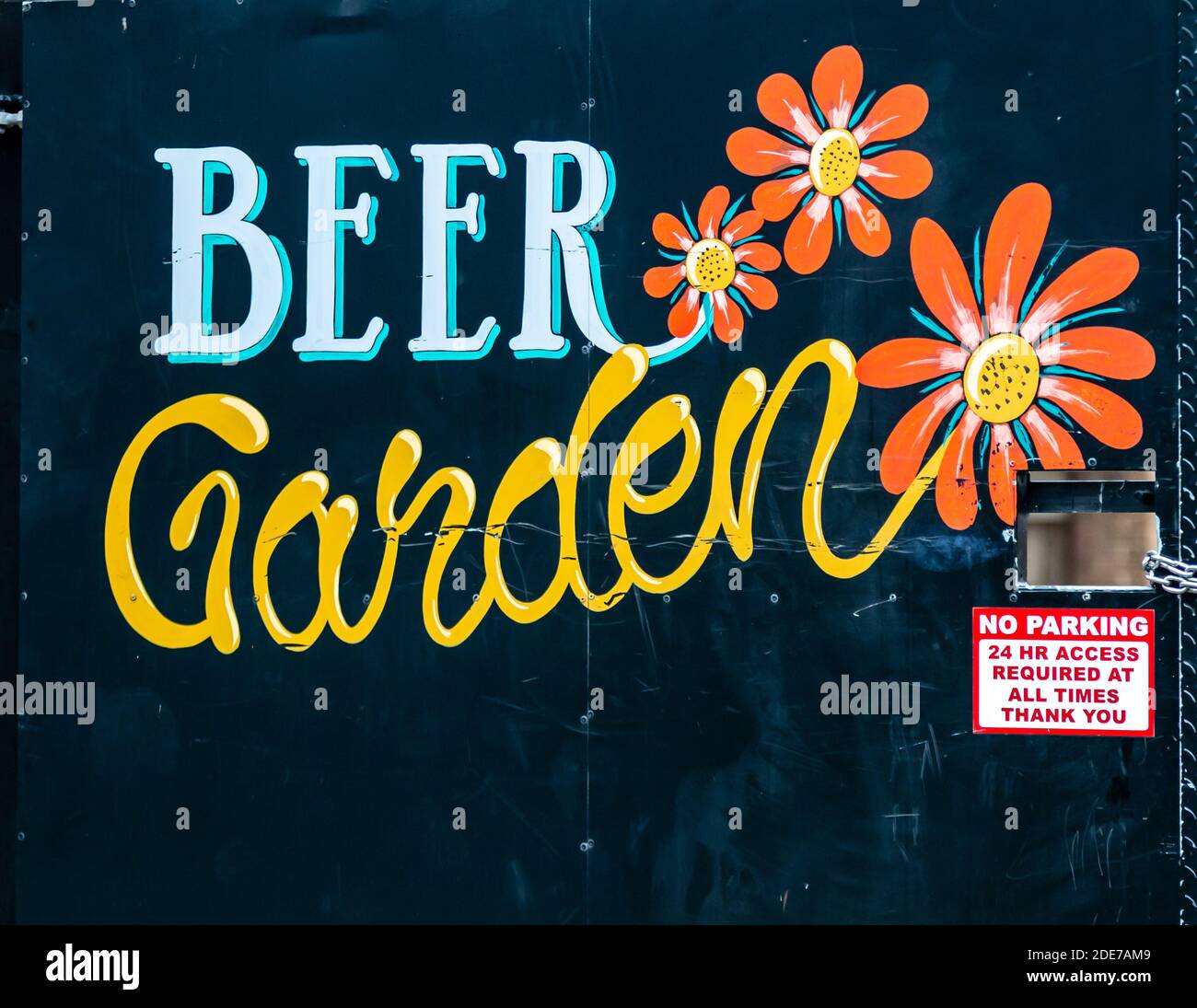 Biergarten-Illustration auf einem Pub-Tor Stockfoto