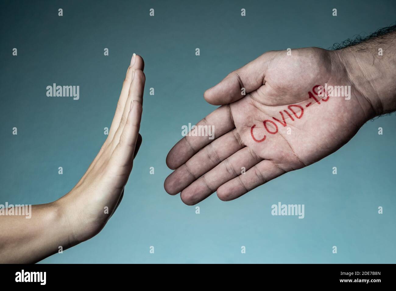 Kein Kontaktkonzept. Coronavirus-Übertragungskonzept mit einem Handschlag. Covid-19, Coronavirus, SARS-CoV-2-Ausbruch. 2019 - 2020 Novel Coronavirus backg Stockfoto