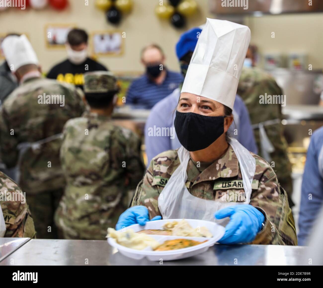 Mitglieder der 1. Panzerdivision der US-Armee servieren den Dienstmitgliedern im Lager Buehring am 26. November 2020 in Buehring, Kuwait, traditionelles Thanksgiving-Dinner. Stockfoto