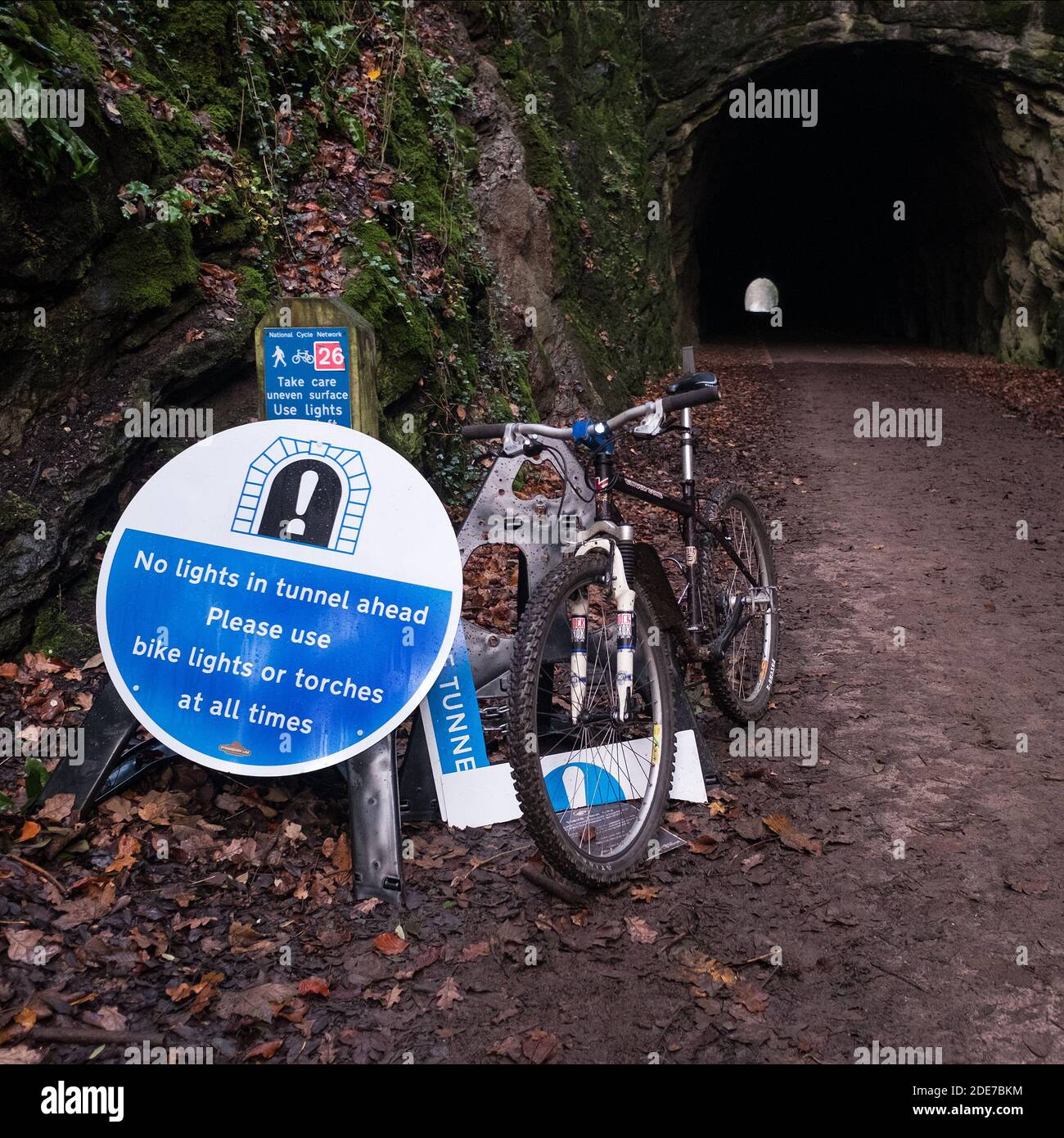 November 2020 - Keine Lichter im Shute Shelve Tunnel, bringen Sie Ihre eigene Taschenlampe oder Fahrradbeleuchtung mit, in der Nähe von Winscombe, Somerset, Großbritannien Stockfoto