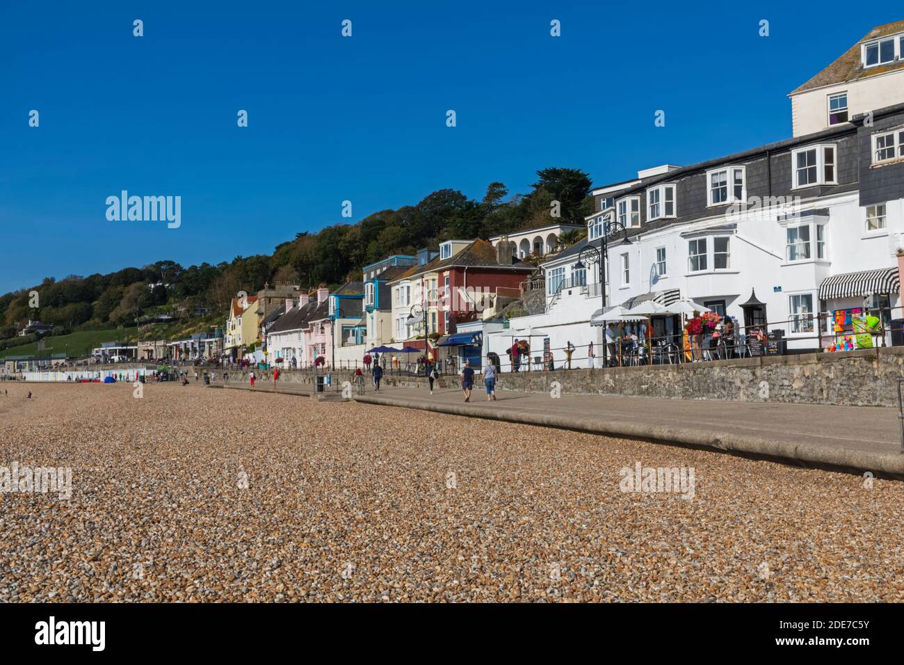 England, Dorset, Lyme Regis, Strandhäuser und Geschäfte Stockfoto