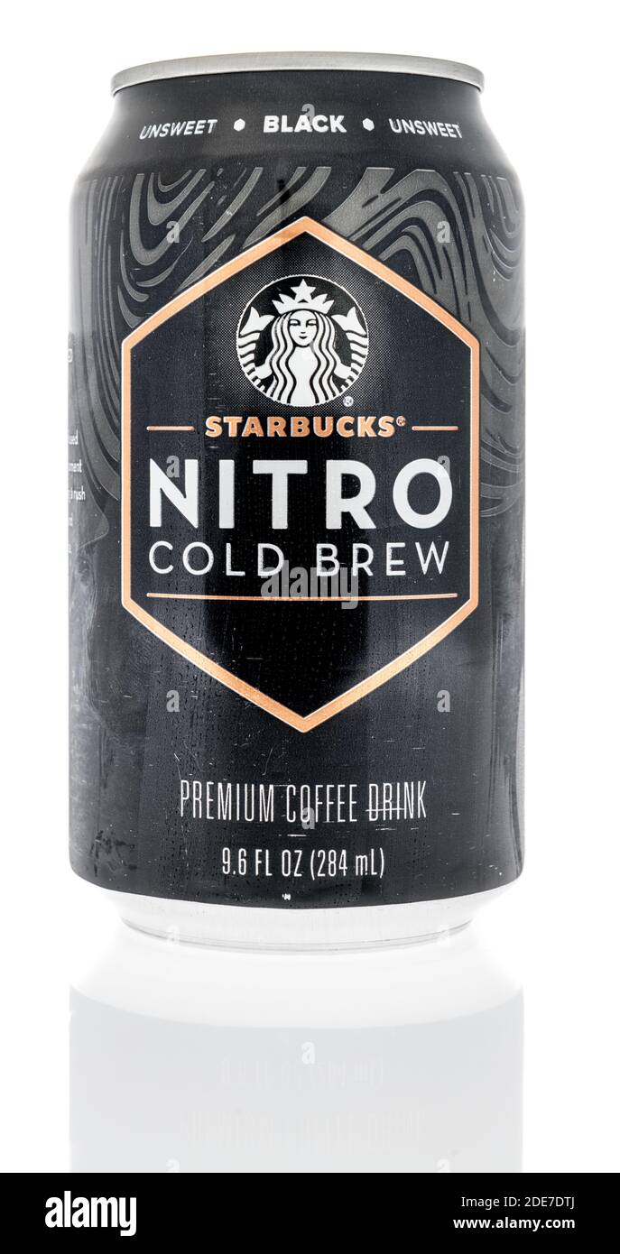 Winneconne, WI -26 November 2020: Eine Dose Starbucks Nitro kalt brauen Kaffee Getränk auf einem isolierten Hintergrund. Stockfoto