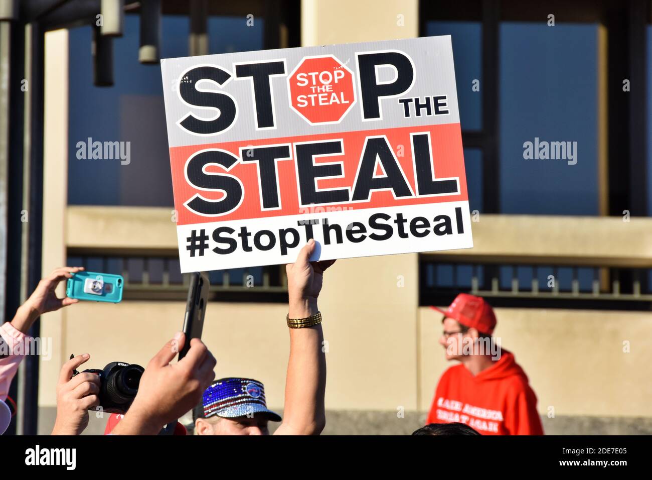 Washington DC. 14. November 2020. Million Maga Marsch. Trumps Unterstützer mit dem politischen Zeichen „Stoppt den Diebstahl“-Wahl am Freedom Plaza. Stockfoto