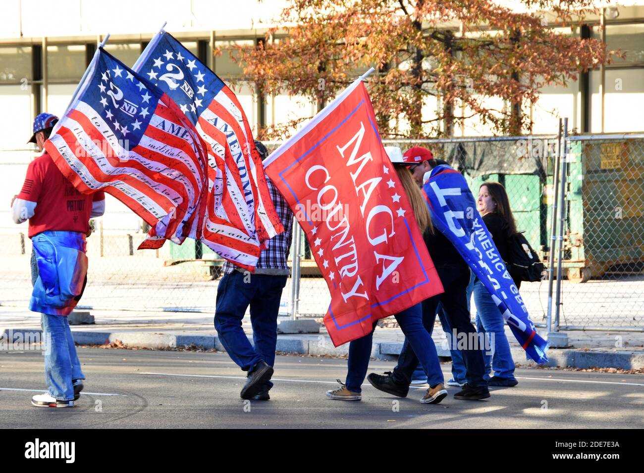 Washington DC. November 2020, 14. Million Maga Marsch. Rückansicht von Personen, die die Flagge des 2. Amendments, die Flagge des Maga-Landes und die Flagge von Trump tragen. Stockfoto