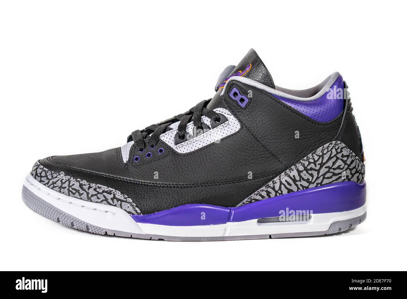Air Jordan 3 Retro Court Purple - legendäre berühmte Nike und Jordan Marke Retro Basketball Sneaker oder Sportschuhe, jetzt Mode und Lifestyle Schuhe : Moskau, Russland - November 2020. Stockfoto