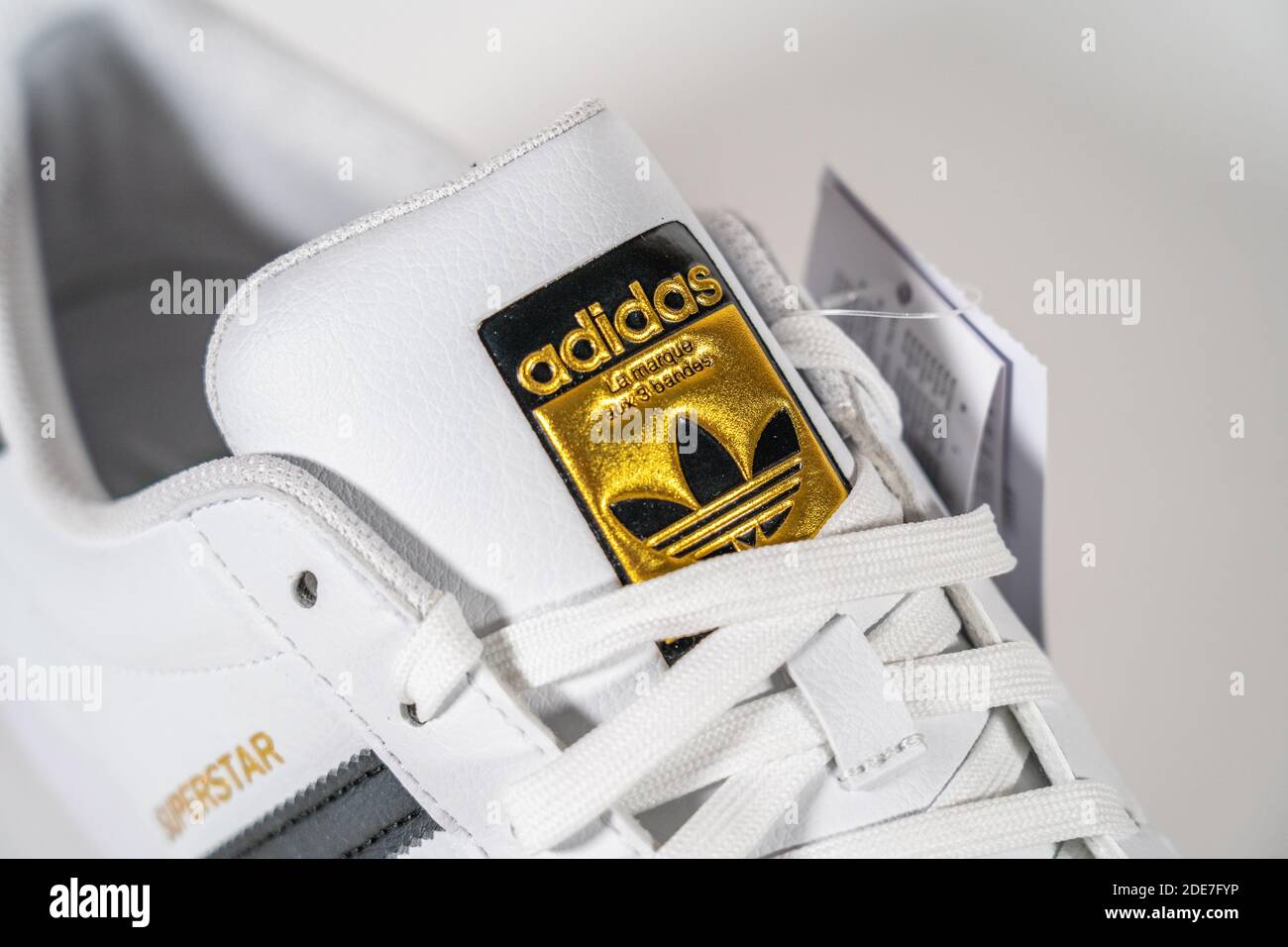 Adidas Superstar - berühmte Sneaker Modell vom deutschen Hersteller von Sportgeräten und Zubehör Adidas produziert. Retro Basketballschuh, in Produktion seit 1969 - Moskau, Russland - November 2020. Stockfoto