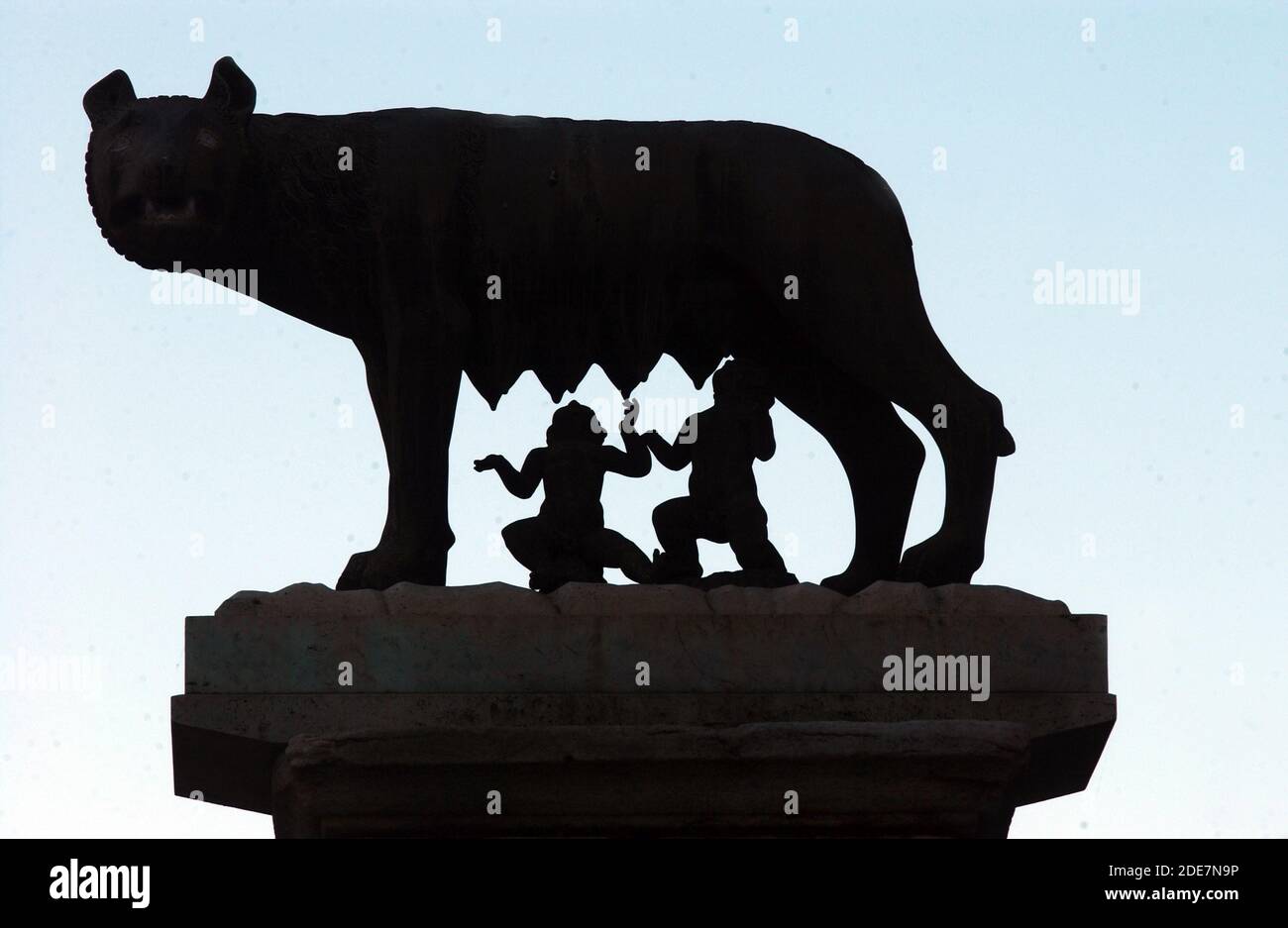 Eine Kopie der Kapitolinischen She-Wolf auf dem Kapitolshügel, in Rom, Italien (2009). Die Bronzeskulptur stellt die mythische Wölfin dar, die die Zwillinge Romulus und Remus säugt, aus der Legende der Gründung Roms.Foto : Eric Vandeville/ABACAPRESS.COM Stockfoto