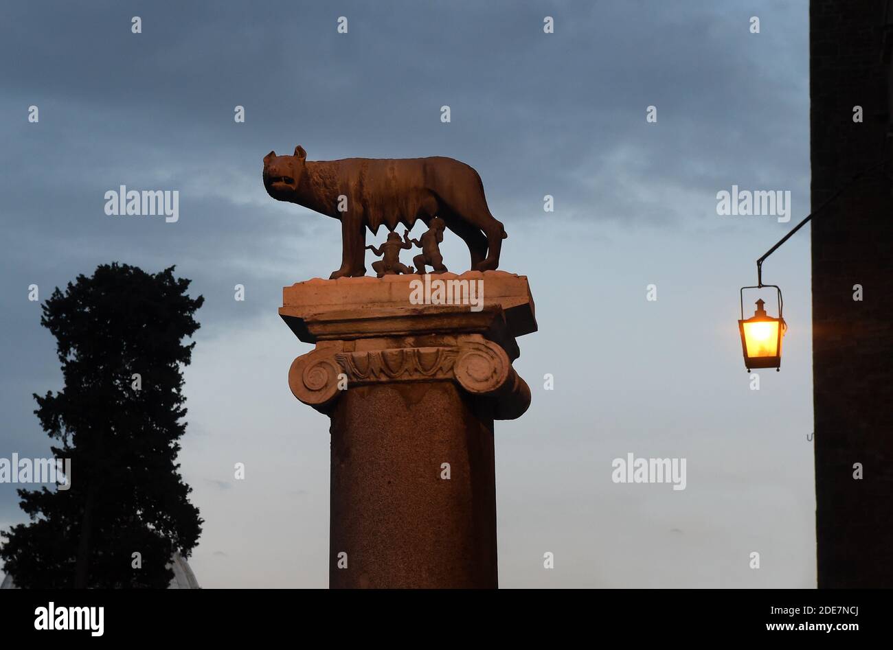 Eine Kopie der Kapitolinischen She-Wolf auf dem Kapitolshügel, in Rom, Italien (2017). Die Bronzeskulptur stellt die mythische Wölfin dar, die die Zwillinge Romulus und Remus säugt, aus der Legende der Gründung Roms.Foto : Eric Vandeville/ABACAPRESS.COM Stockfoto