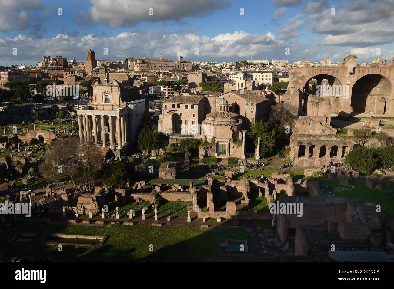 Forum Romanum in Rom, Italien (3/2017)Links: Der Tempel von Antoninus und Faustina. Mitte: Tempel von Romulus Rechts: Die Basilika von Maxentius und Konstantin. Unten: Das Haus der Vestalinnen. Das Forum Romanum (italienisch: Forum Romanum) ist ein rechteckiges Forum, das von den Ruinen einiger wichtiger antiker Regierungsgebäude im Zentrum der Stadt Rom umgeben ist. Foto: Eric Vandeville/ABACAPRESS.COM Stockfoto