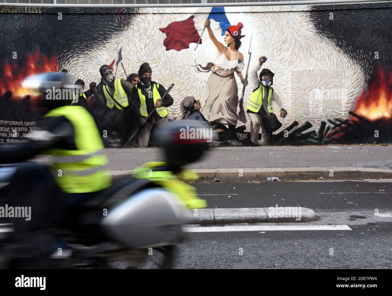 Eine Freskenmalerei des französischen Straßenkünstlers PBOY (Pascal Boyart) über die Bewegung der Gelben Westen, inspiriert von dem Gemälde von Eugene Delacroix 'Liberty Leading the People' (La Liberte Guidant Le Peuple) in Paris, Frankreich, am 9. Januar 2019. PBOY fügte ein Rätsel, ein 'Bitcoin Puzzle' hinzu, Der Zuschauer muss durch Beobachten des Freskens einen privaten Schlüssel finden, der ihm 1.000 Euro in Bitcoin verdienen kann. Die sogenannten Gilets Jaunes (Gelbe Westen) ist eine Protestbewegung, die angeblich keine politische Zugehörigkeit hat, die landesweit Proteste über schlechte Lebensbedingungen fortsetzt. Foto von Alain Apaydin/ Stockfoto