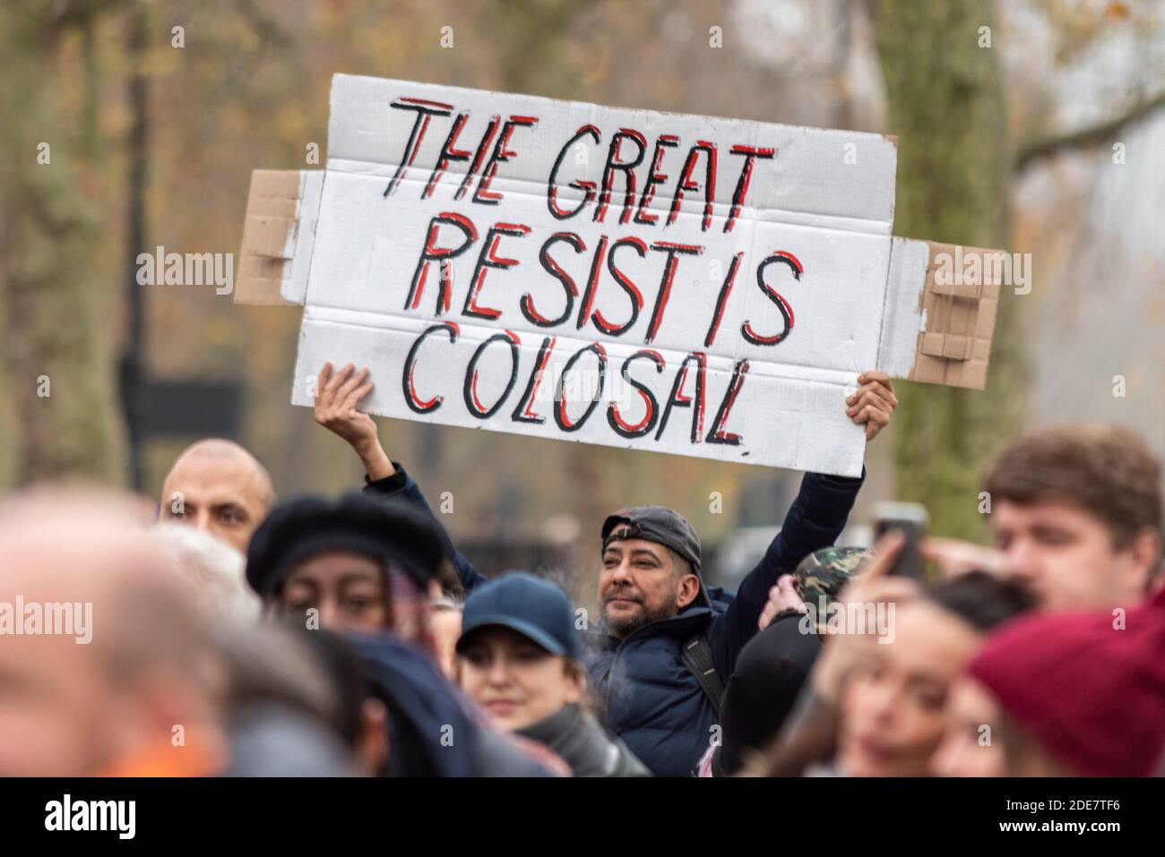 Der große Widerstand ist ein kolossales, falsch geschriebenes Banner auf einem COVID 19 Coronavirus Anti-Lockdown-protestmarsch in London, Großbritannien Stockfoto