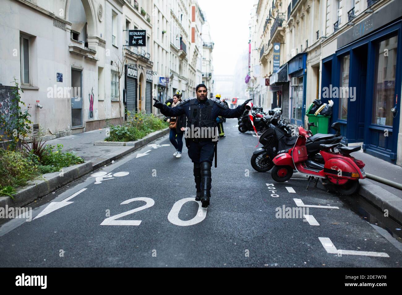 Polizeikräfte nach einer Explosion einer Bäckerei an der Ecke der Straßen Saint-Cecile und Rue de Trevise im Zentrum von Paris am 12. Januar 2019. Eine große Explosion hat eine Bäckerei im Zentrum von Paris schwer beschädigt, mehrere Menschen verletzt und Fenster in umliegenden Gebäuden zerschlagen, sagten Polizei und AFP-Journalisten vor Ort. Nach der Explosion gegen 9:0800 Uhr (GMT) brach im geschäftigen 9. Bezirk der Stadt ein Brand aus, der von der Polizei möglicherweise durch ein Gasleck verursacht wurde. Foto von Raphael Lafargue/ABACAPRESS.COM Stockfoto