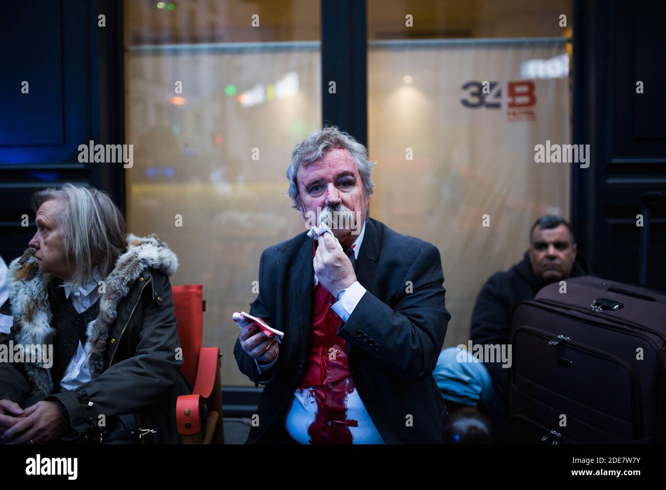 Verletzte nach einer Explosion einer Bäckerei an der Ecke der Straßen Saint-Cecile und Rue de Trevise im Zentrum von Paris am 12. Januar 2019. Eine große Explosion hat eine Bäckerei im Zentrum von Paris schwer beschädigt, mehrere Menschen verletzt und Fenster in umliegenden Gebäuden zerschlagen, sagten Polizei und AFP-Journalisten vor Ort. Nach der Explosion gegen 9:0800 Uhr (GMT) brach im geschäftigen 9. Bezirk der Stadt ein Brand aus, der von der Polizei möglicherweise durch ein Gasleck verursacht wurde. Foto von Raphael Lafargue/ABACAPRESS.COM Stockfoto