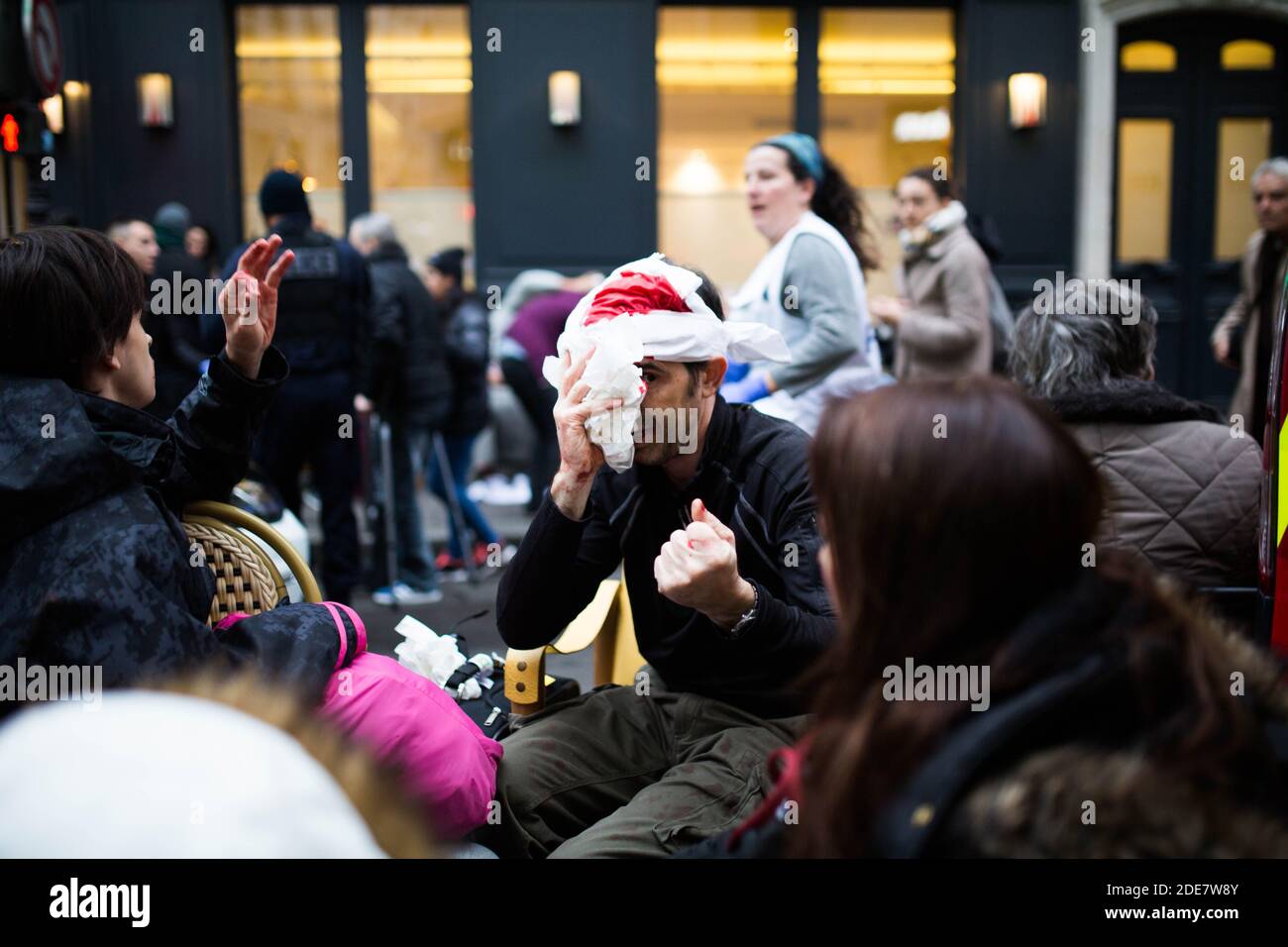 Verletzte nach einer Explosion einer Bäckerei an der Ecke der Straßen Saint-Cecile und Rue de Trevise im Zentrum von Paris am 12. Januar 2019. Eine große Explosion hat eine Bäckerei im Zentrum von Paris schwer beschädigt, mehrere Menschen verletzt und Fenster in umliegenden Gebäuden zerschlagen, sagten Polizei und AFP-Journalisten vor Ort. Nach der Explosion gegen 9:0800 Uhr (GMT) brach im geschäftigen 9. Bezirk der Stadt ein Brand aus, der von der Polizei möglicherweise durch ein Gasleck verursacht wurde. Foto von Raphael Lafargue/ABACAPRESS.COM Stockfoto