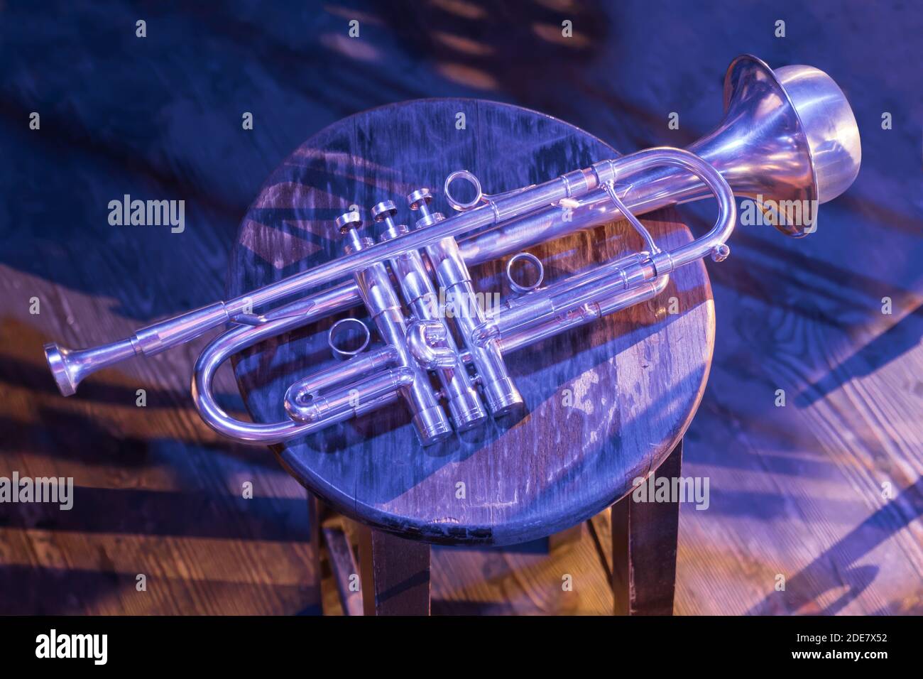 Moderner Jazz. Blasinstrument. Messingband. Entspannende Musik. Live-Musik Online. Retro-Musik. Konzert Solo Trompete. Trompete. Jazz Club. Trompete mit Stockfoto