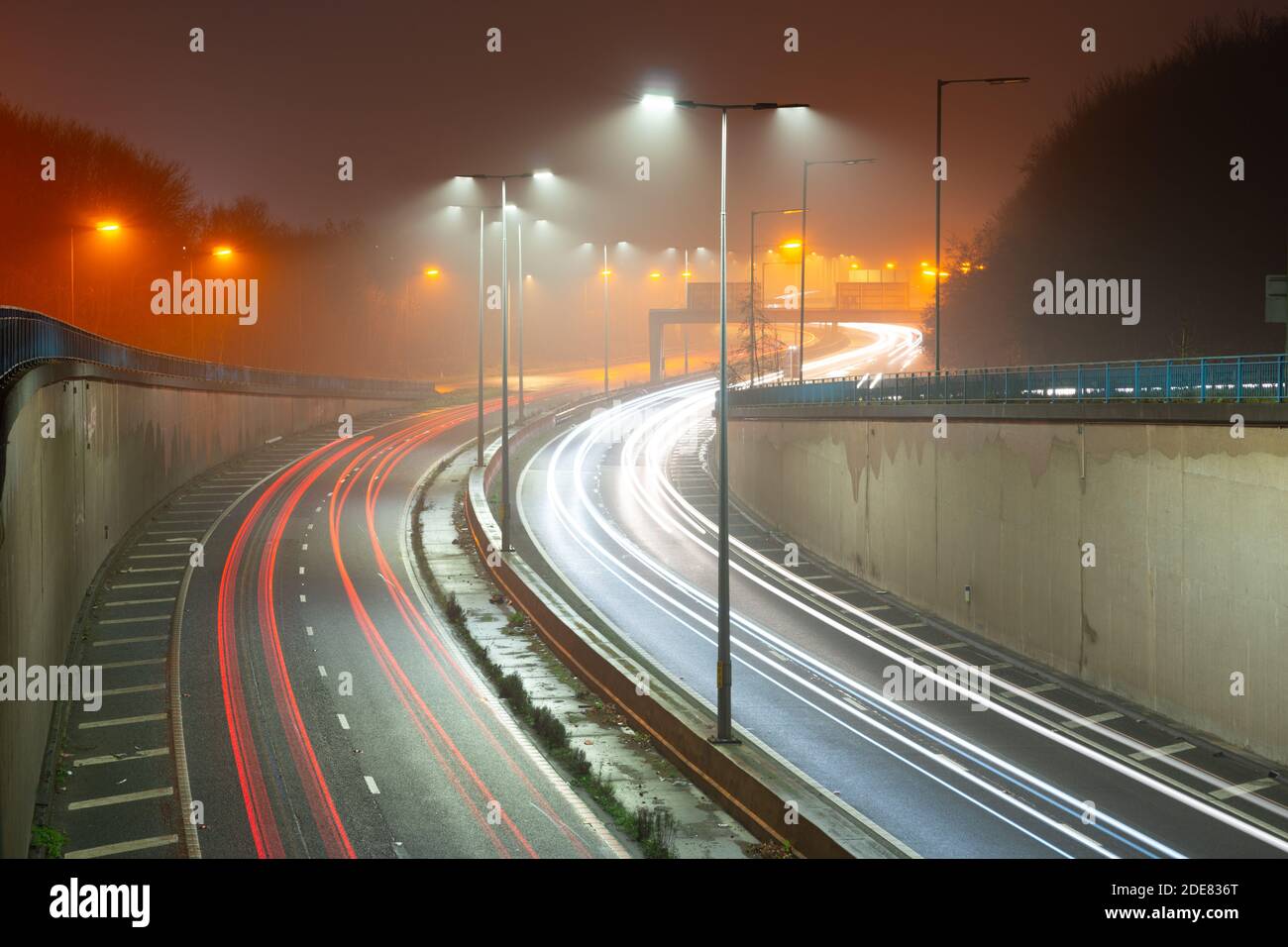 Kearsley Sporn vom Kearsley-Kreisverkehr aus nach Südwesten. Die A666(M) ist als M61 gekennzeichnet. Neblige, neblige Nacht, leichte Wanderwege, Großbritannien, Straße, Autobahn Stockfoto