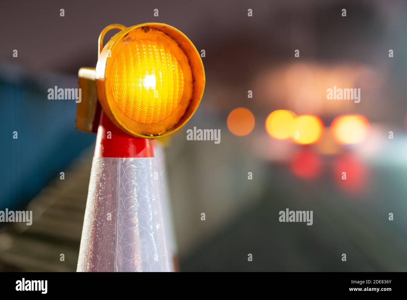 Auto vorbei ein gelbes Blinklicht auf einem Kegel in Baustellen im  Vereinigten Königreich Stockfotografie - Alamy