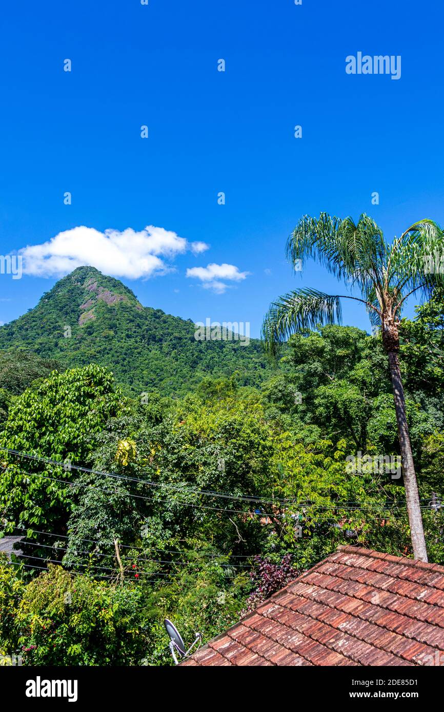 Abraão Berg Pico do Papagaio mit Wolken. Ilha Grande, Angra dos Reis, Rio de Janeiro, Brasilien. Stockfoto