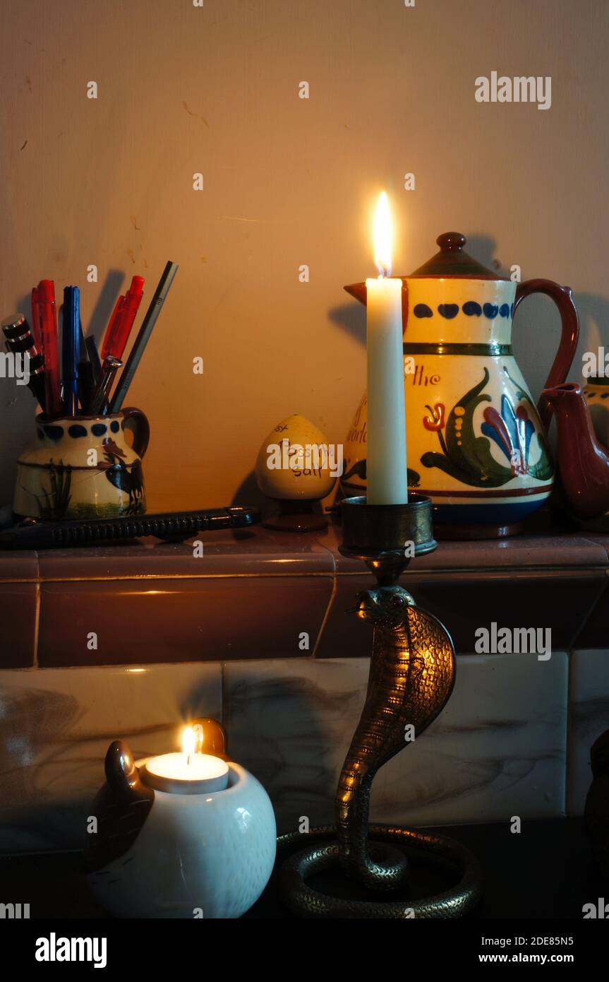 Kerzenlichter an einem alten Kachelkamin zu weihnachten Stockfoto