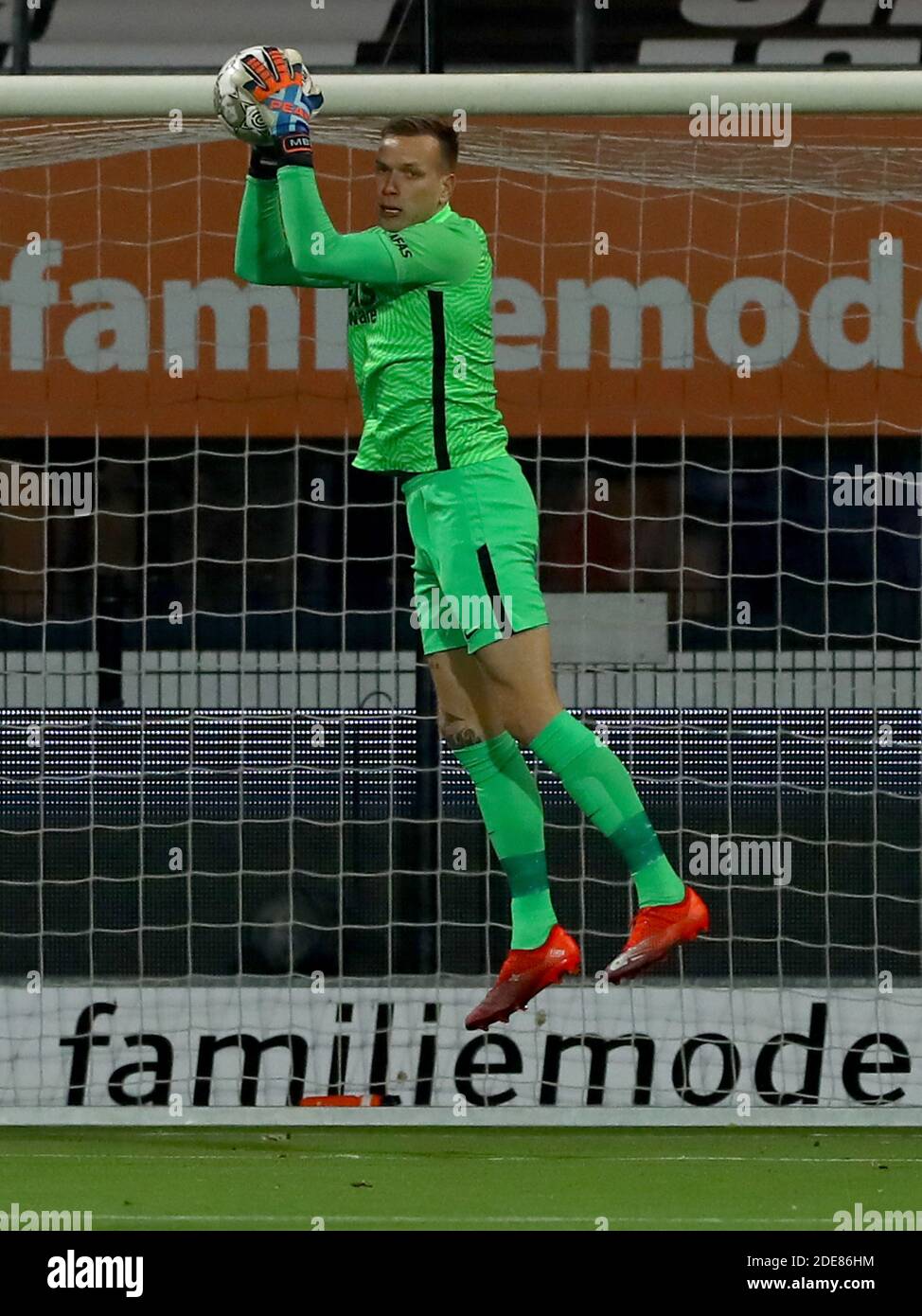 ALMELO, NIEDERLANDE - NOVEMBER 29: Torwart Marco Bizot von AZ während des niederländischen Eredivisie-Spiels zwischen Herakles Almelo und AZ im Erve Asite Stadium Stockfoto