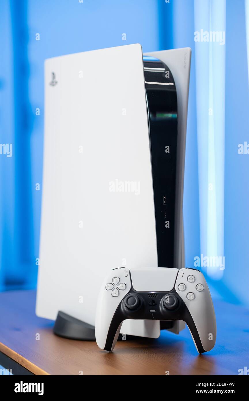 Moskau - November 28 2020: Die neue Sony Spielekonsole, die PlayStation 5 und der DualSense Controller. Stockfoto