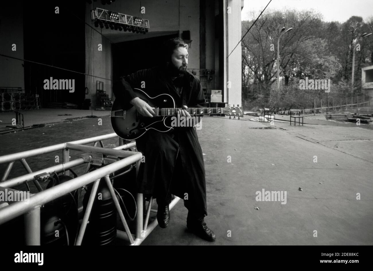 Stas Namin spielt seine Gitarre auf der leeren Bühne des Stas Namin Theaters im Gorki Park, Moskau, Russland im Oktober 1991. 1969 gründete Namin die Band The Flowers und wird oft als Begründer des Russia Rock gedacht. Stockfoto
