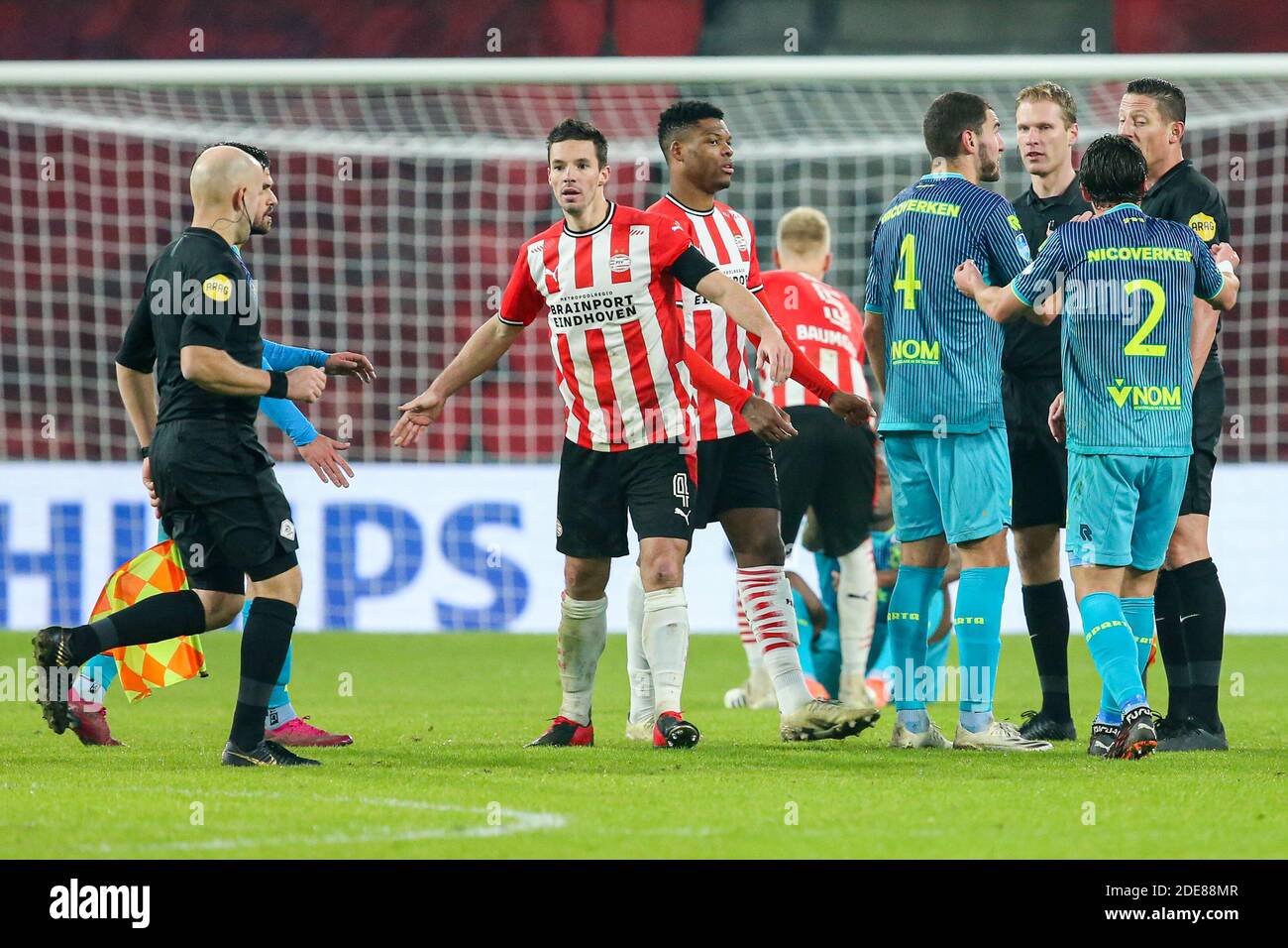 EINDHOVEN, NIEDERLANDE - NOVEMBER 29: Spieler von Sparta Rotterdam bitten um Strafe von Schiedsrichter Jeroen Manschot während der niederländischen Eredivisie Spiel dazwischen Stockfoto