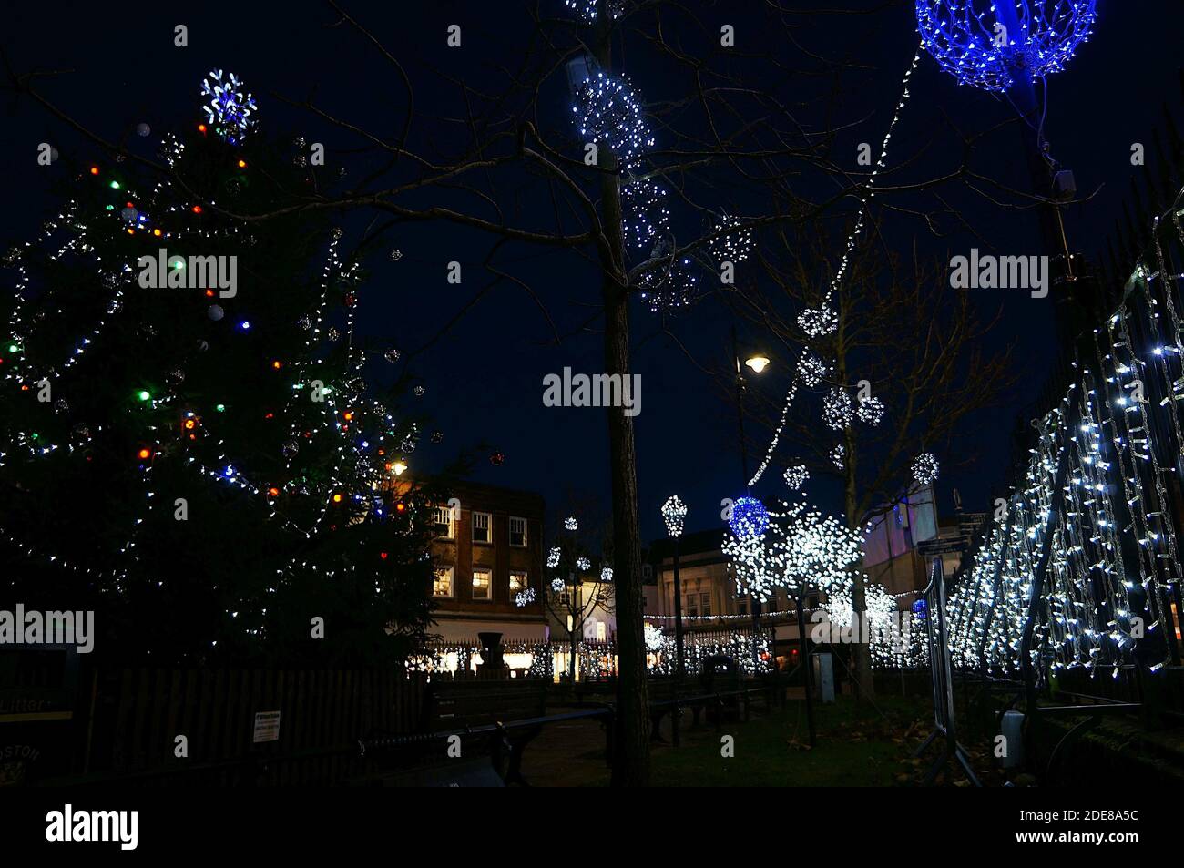 Öffentlicher Weihnachtsbaum und Lichter im Zentrum von Boston UK. Dezember 2019 Stockfoto