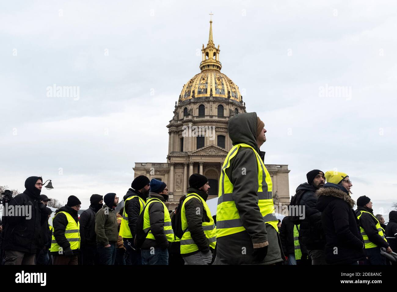 Etwa 7000 Menschen, die behaupten, Teil der Gelbwesten-Bewegung zu sein (Gilets Jaunes) marschierten in Paris, um gegen die Erhöhung der Steuern, die Lebenshaltungskosten, die Umsetzung des RIC (Referendum über die Bürgerinitiative) und für einige den Rücktritt von Präsident Emmanuel Macron zu protestieren. Die Prozession marschierte in aller Ruhe durch Paris und machte eine Schleife vom Place des Invalides, einige marginale Zusammenstöße zwischen Demonstranten und der Polizei fanden am Ende des marsches statt. Paris, Frankreich, 19. Januar 2019. Foto von Samuel Boivin/ABACAPRESS.COM Stockfoto