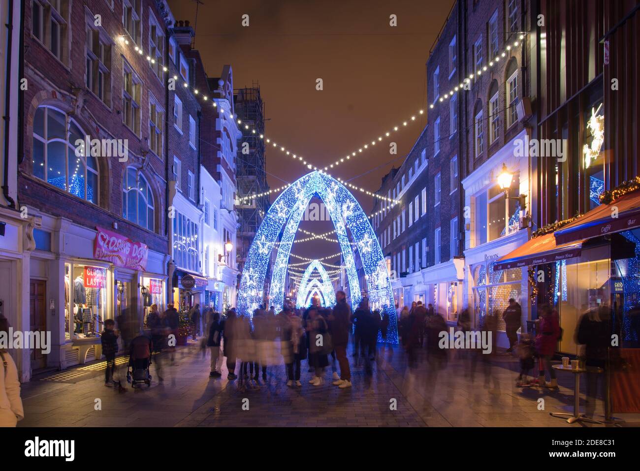 Weihnachten, Lichter 2020 Blau Neon Struktur gebogene LED Beleuchtung Anzeige Skulptur Public Street Art auf South Molton Street, Westminster, London, W1K Stockfoto