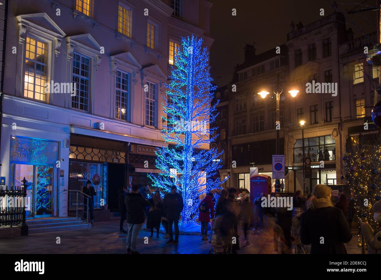 Weihnachten, Lichter 2020 Blue Neon Structure Tree LED Lighting Display Skulptur Public Street Art auf der South Molton Street, Westminster, London, W1K Stockfoto