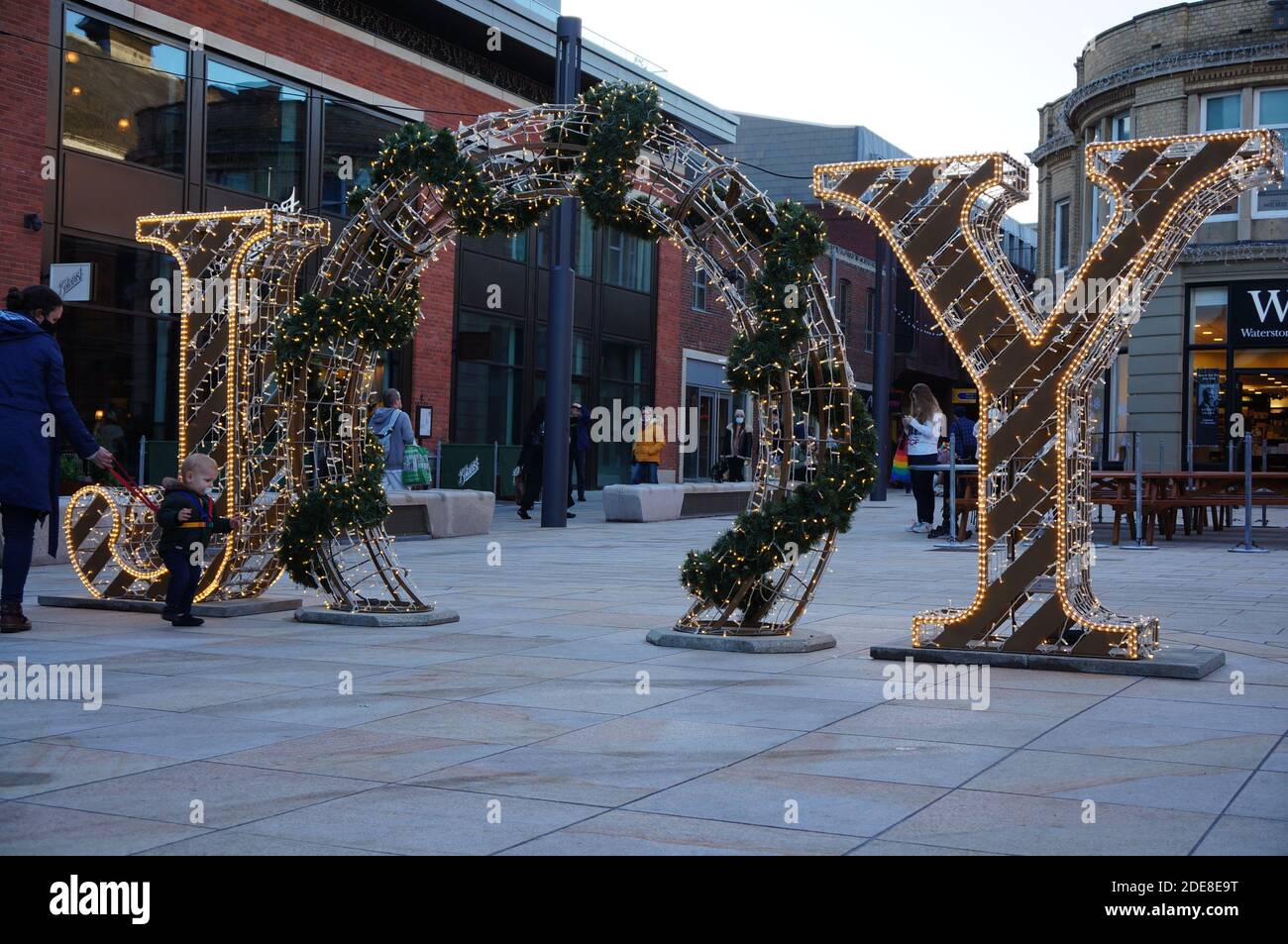 Das festliche "JOY"-Schild leuchtet in der Nähe von Cornhill im Einkaufsviertel. Lincoln. Lincolnshire, Stockfoto