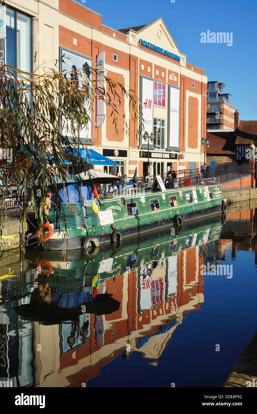 Waterside Shopping Centre mit einem Lastkahn auf dem Fluss Witham im Stadtzentrum. Lincoln. Lincolnshire, Stockfoto