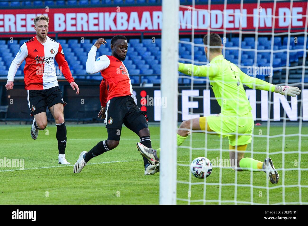 ROTTERDAM, NIEDERLANDE - NOVEMBER 29: Tor von Lutsharel Geertruida von Feyenoord während des niederländischen Eredivisie-Spiels zwischen Feyenoord und FC Utrecht AT Stockfoto