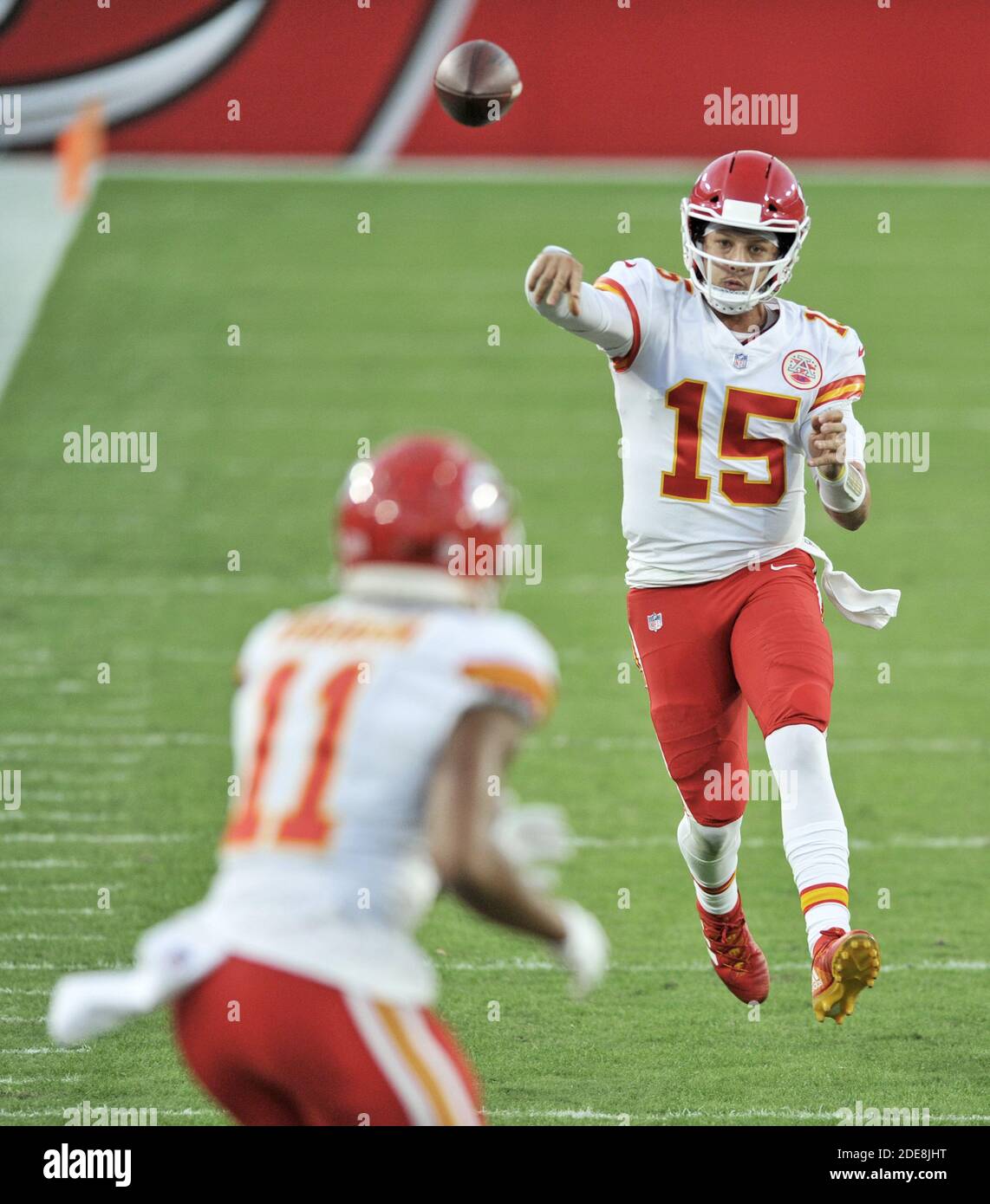 Tampa, Usa. November 2020. Kansas City Chiefs Quarterback Patrick Mahomes (15) geht an Breitempfänger Demarcus Robinson (11) während der ersten Hälfte gegen die Tampa Bay Buccaneers im Raymond James Stadium in Tampa, Florida am Sonntag, 29. November 2020. Foto von Steve Nesius/UPI Kredit: UPI/Alamy Live Nachrichten Stockfoto