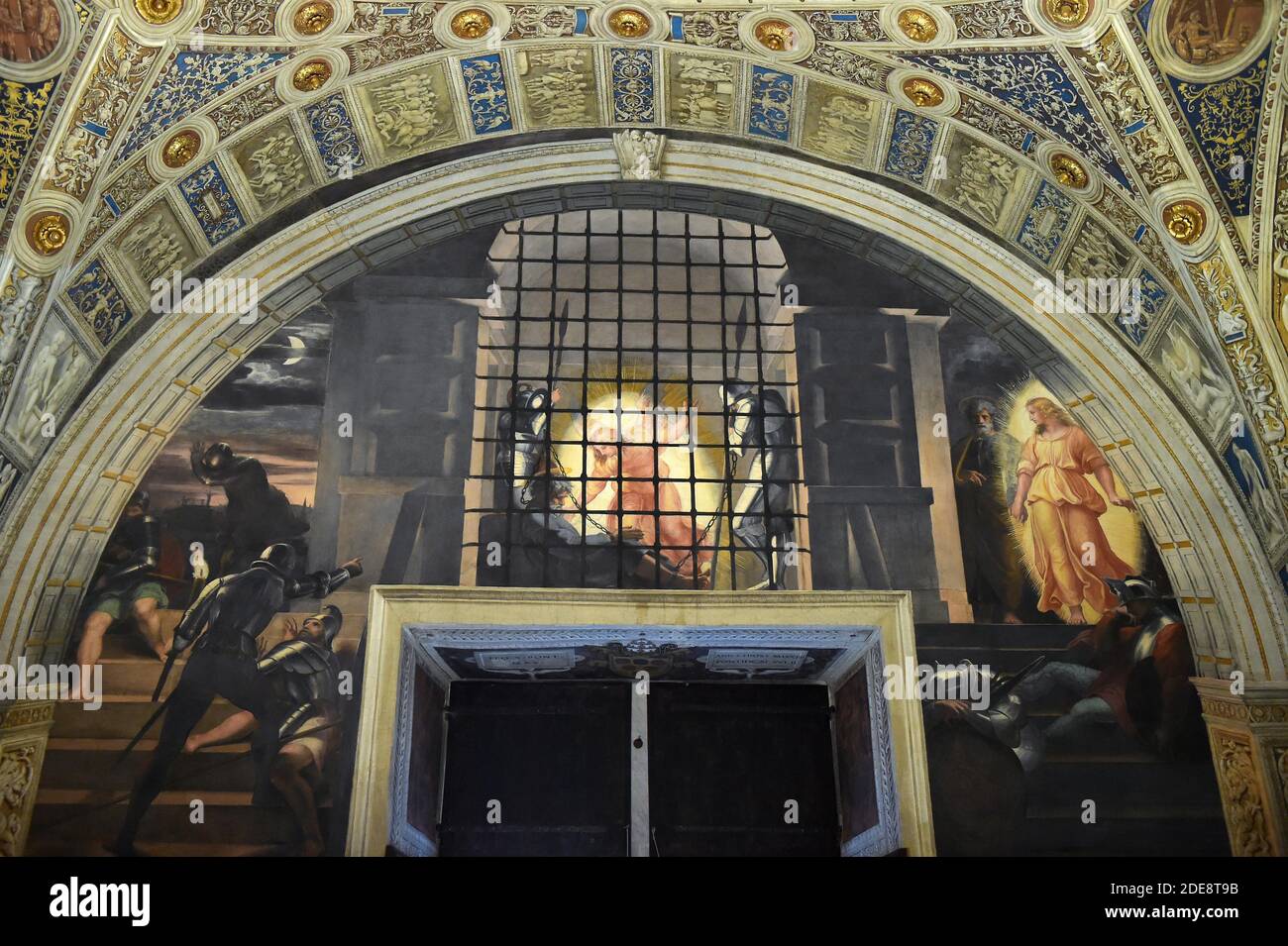 Die Befreiung des hl. Peterby Raphael (Raffaello Sanzio) (1483-1520) Saal des Heliodorus - Zimmer des Raffael (chambre d'Heliodore) "die Befreiung des hl. Petrus" zeigt den Fürsten der Apostel und den ersten Papst, der auf wundersame Weise von einem Engel aus dem Gefängnis gerettet wurde, während die Wachen schlafen (Apostelgeschichte 12: 5-12). Die Szene bezieht sich auf Julius II. (Papst von 1503 bis 1513), der vor seiner Wahl zum Papst der Titularkardinal des hl. Petrus in Ketten war. Bei der Feier des Lichts konfrontiert Raphael das göttliche Licht des Engels mit dem der Morgenröte, des Mondes, der Fackeln und ihrer Reflecti Stockfoto
