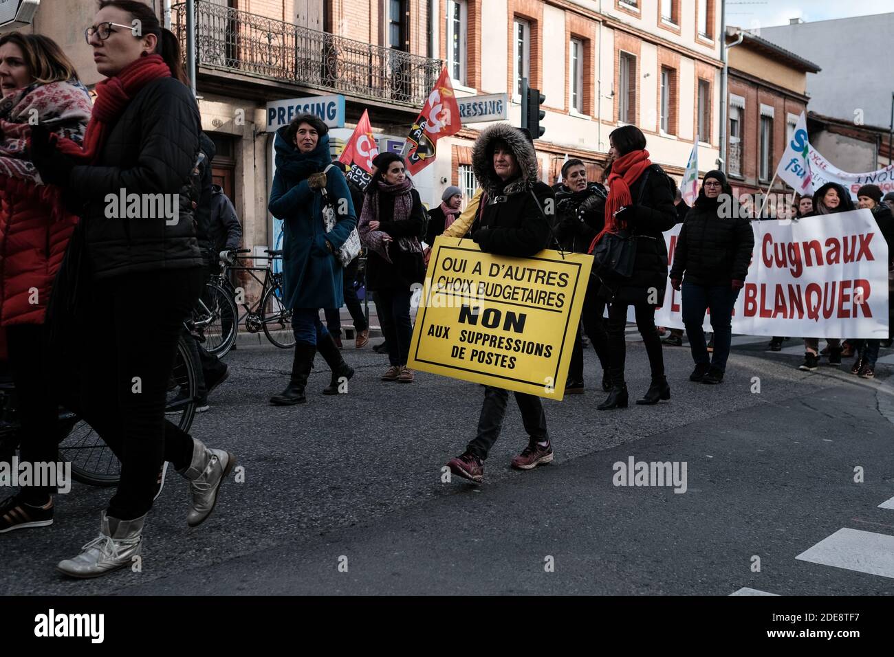 Plakat 'Oui à d'autres choix budgétaires, non aux suppressions de postes' (Ja zu anderen Budgetentscheidungen, Nein zu Stellenstempeln). Am 24. Januar 2019 versammelten sich vor dem Rektorat von Toulouse (Frankreich) tausend Lehrer aus den Gymnasien der Region an diesem Tag des nationalen Streiks. Die Demonstranten zogen dann durch die Straßen der Stadt, um Parcoursup und die Reform des Ministers für nationale Bildung Blanquer zu verurteilen. Foto von Patrick BATARD / ABACAPRESS.com Stockfoto