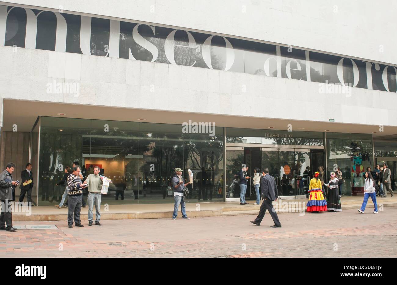 Menschen vor dem Eingang zum Gold Museum, Bogota, Kolumbien Stockfoto