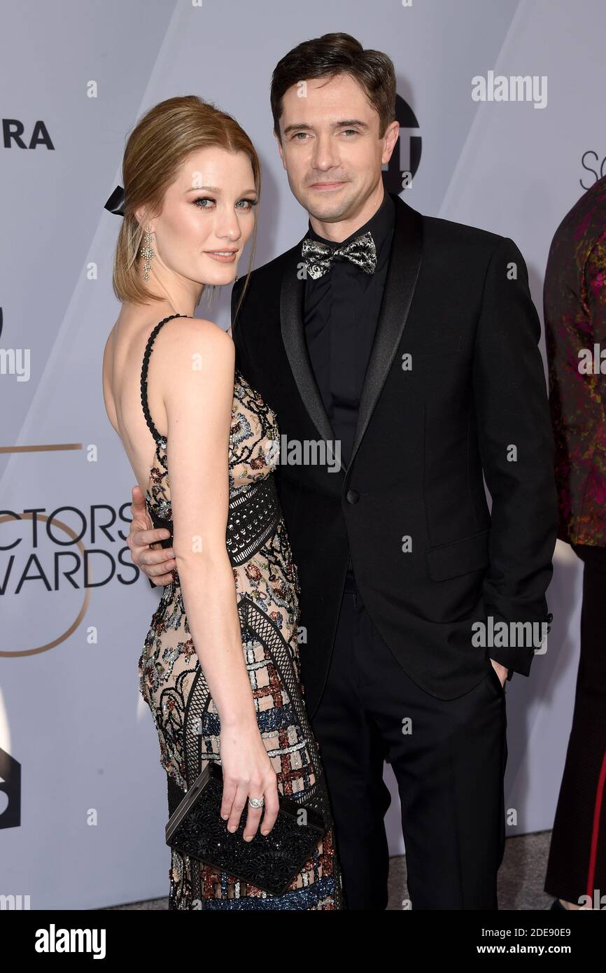 Topher Grace, Ashley Hinshaw nehmen am 27. Januar 2019 an den 25. Annual Screen Actors Guild Awards im Shrine Auditorium in Los Angeles, CA, USA Teil. Foto von Lionel Hahn/ABACAPRESS.COM Stockfoto