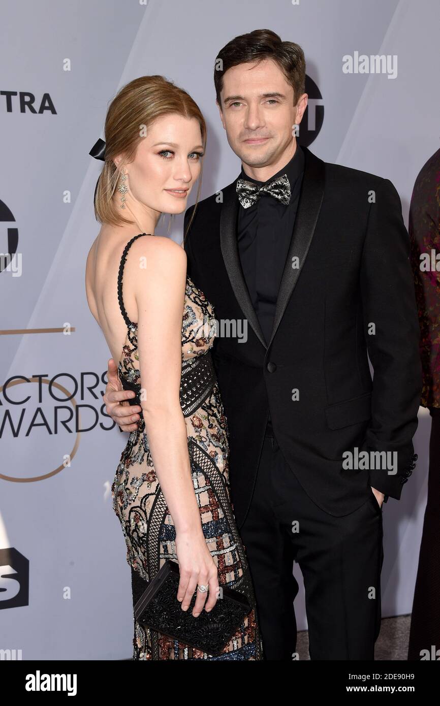 Topher Grace, Ashley Hinshaw nehmen am 27. Januar 2019 an den 25. Annual Screen Actors Guild Awards im Shrine Auditorium in Los Angeles, CA, USA Teil. Foto von Lionel Hahn/ABACAPRESS.COM Stockfoto