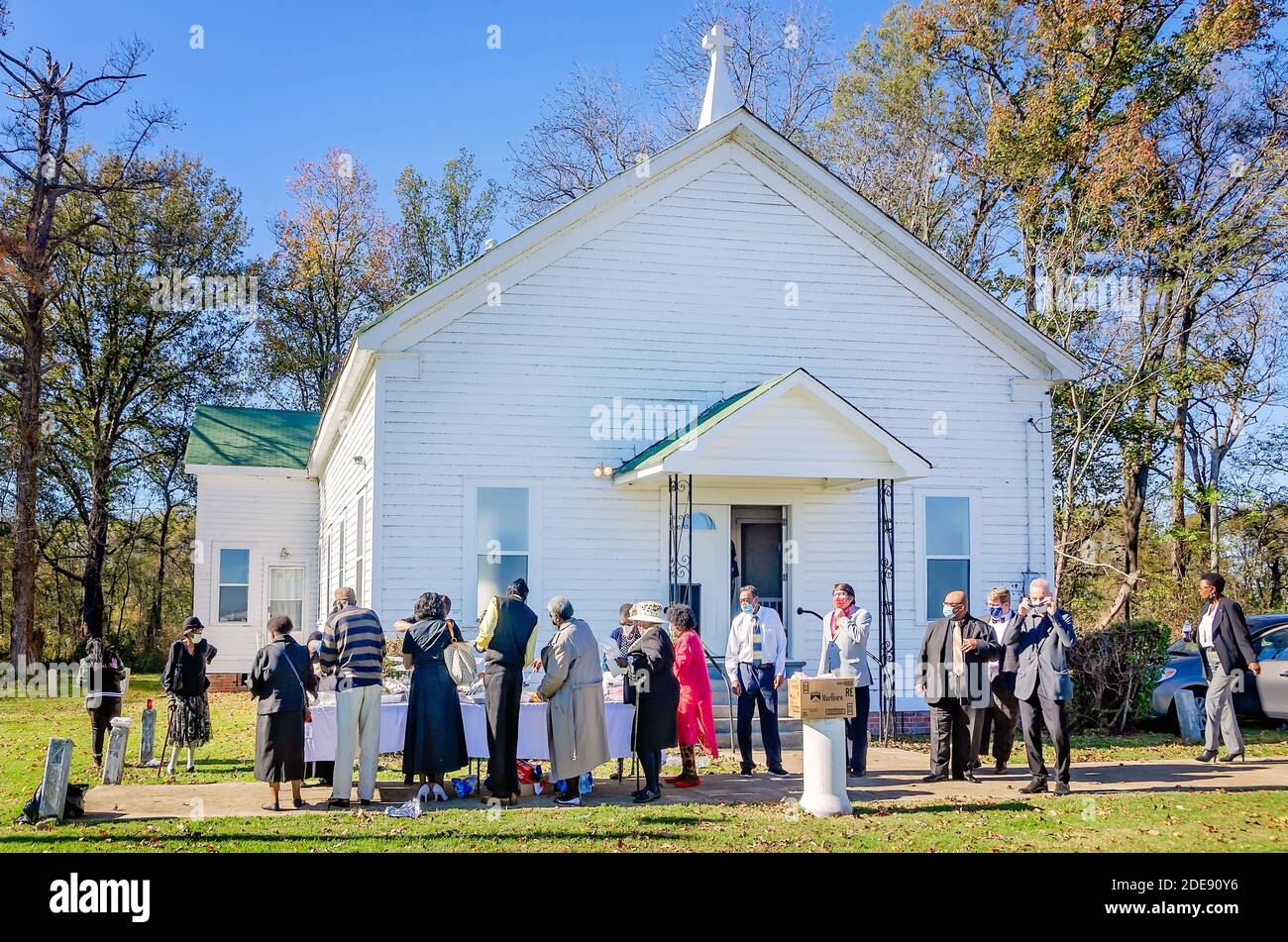 Mitglieder der Little Zion Missionary Baptist Church treffen sich vor der Kirche zu einem Picknick während ihres 150. Jahrestages in Greenwood, Mississippi. Stockfoto